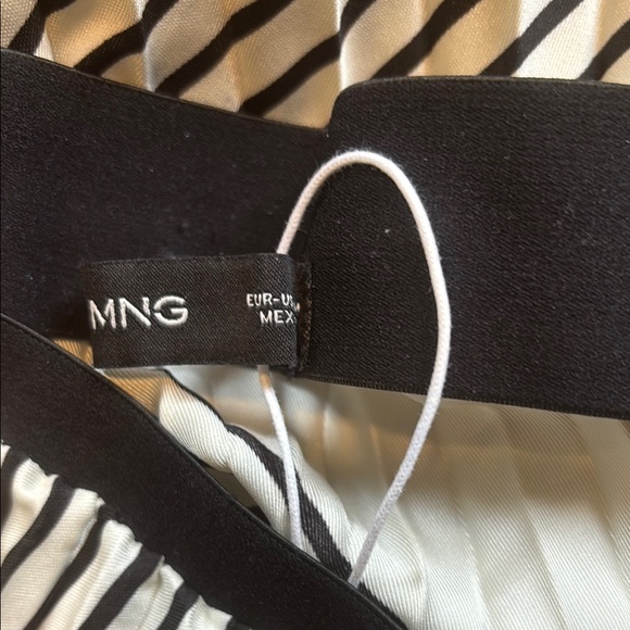 NWOT Mango Pleated Skirt Size M - Picture 2 of 3